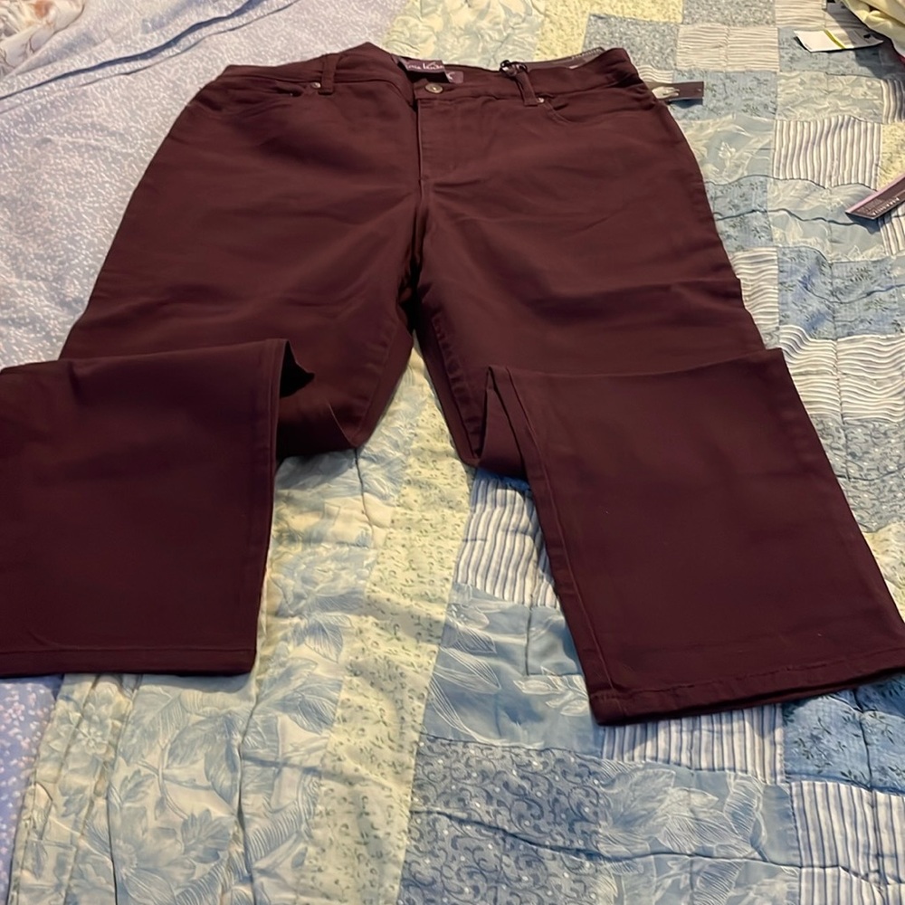Woman’s Gloria Vanderbilt Amanda jeans